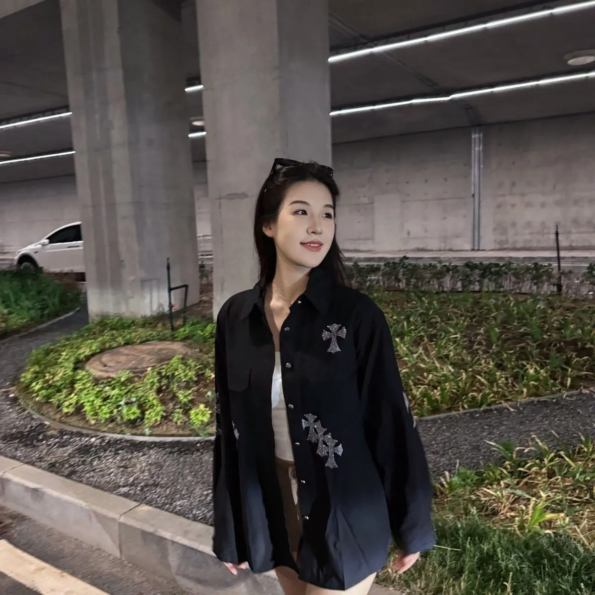 P260 💰 Chrome Hearts Chrome Hearts Cross-Patch Leather Embroidered Shirt Denim Jacket OS version can be worn by both men and women! The fabric is made of twill gauze cotton fabric! The texture is clear and smooth, not easy to wrinkle or fade! The embroidery process is complex and repetitive. There are more than 20 leather labels. It takes 6 repeated embroidery steps to complete the back body. The requirements for the embroidery machine are very strict, and the distance is 45 cm! It won’t work if the spacing is too big, and it won’t work if it’s too small! We make clothes with care, and every detail must be restored one to one! The hardware is all carved and cast, and they are all genuine from the original factory! This piece of clothing consumes a lot of material, with more than 3 meters of material used for one piece of clothing! After the garment is made, it needs to be fixed at high temperature, washed at a water temperature of more than 70 degrees, and softened by adding softener to make the upper body softer and smoother! There is a flap on the sleeve that can be stored into short sleeves! Adapt it to that understanding Color: Black Size: S-M-L-XL
